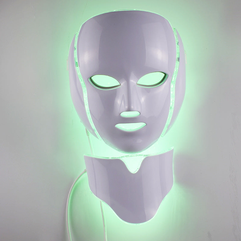 Femme portant un masque LED de soin visage éclat