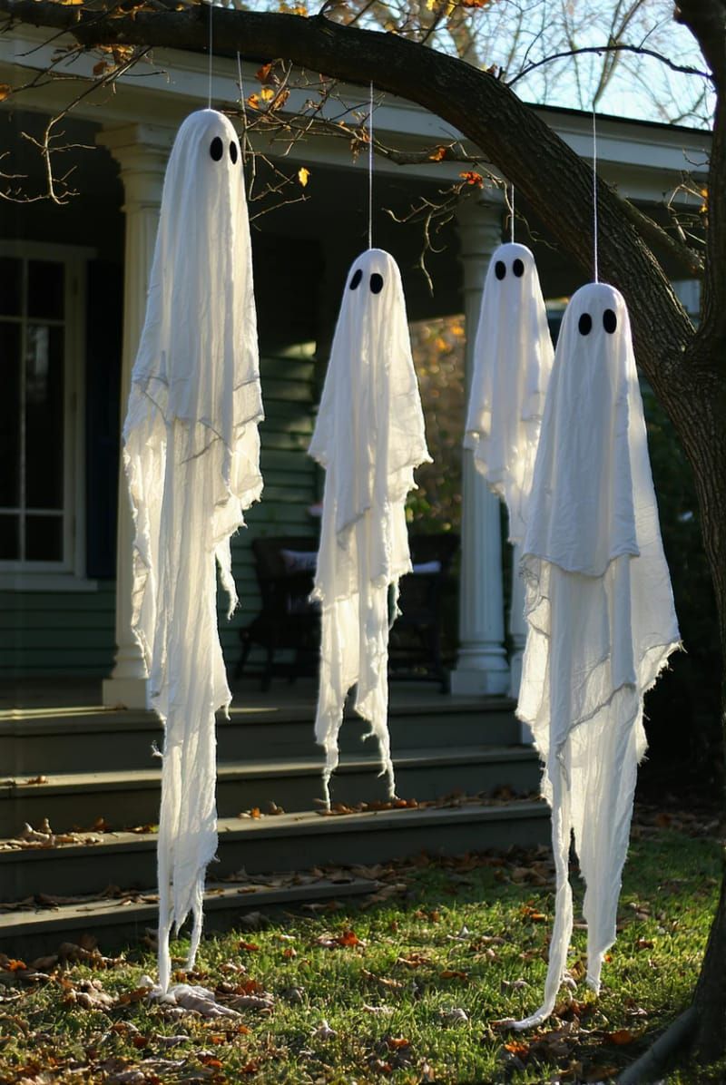 Fantômes squelettes d'Halloween suspendus à un porche