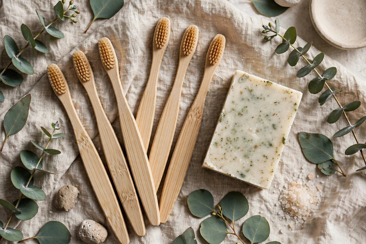 Brosses à dents en bambou avec savon naturel – ambiance salle de bain éco