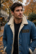 Homme portant la veste en jean doublée sherpa DULUXE en extérieur automnal, col sherpa crème