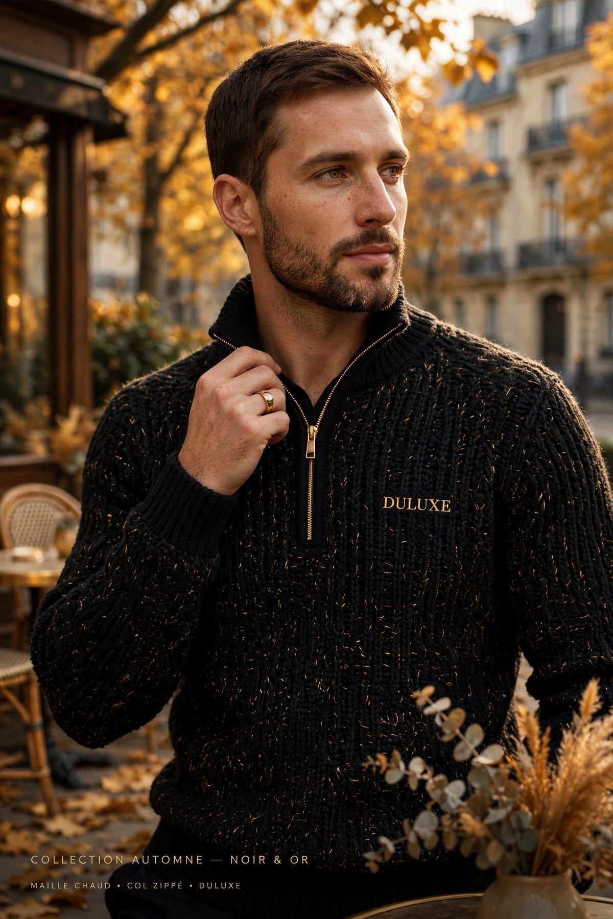Homme portant le pull à col zippé en maille DULUXE dans un décor automnal chic, visuel principal