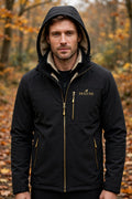 Homme portant la veste softshell noire doublée polaire DULUXE en extérieur automnal