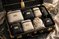 Set d'organisation de voyage premium 8 pièces DULUXE dans une valise ouverte, cubes beiges et noirs élégants