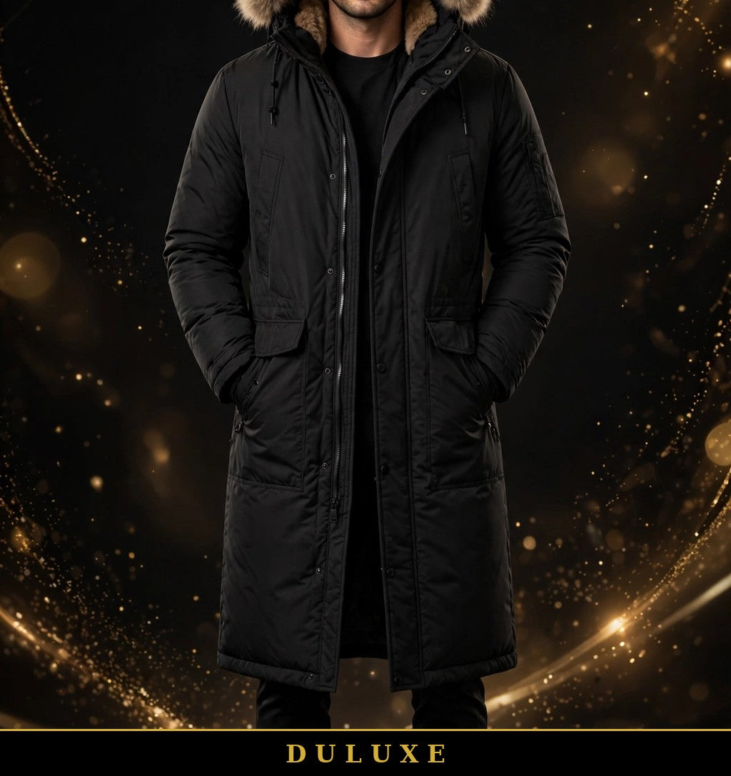 Homme portant le parka long d'hiver noir DULUXE à capuche bordée de fausse fourrure