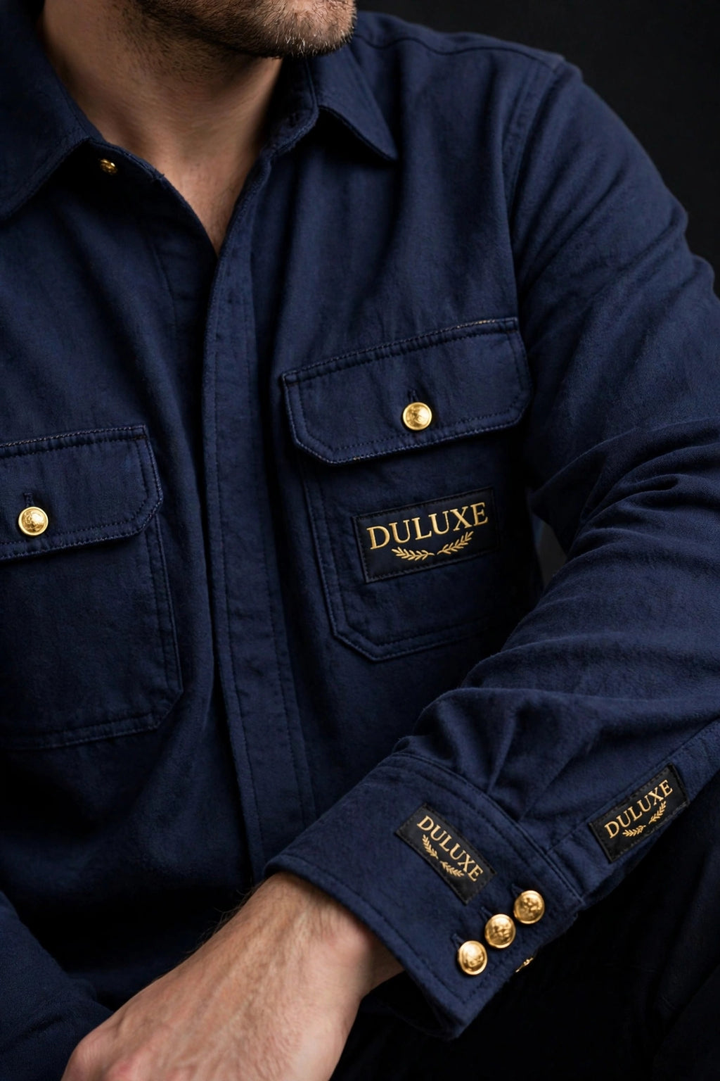 Détails de la surchemise pour homme : poches poitrine et poignets boutonnés en flanelle douce