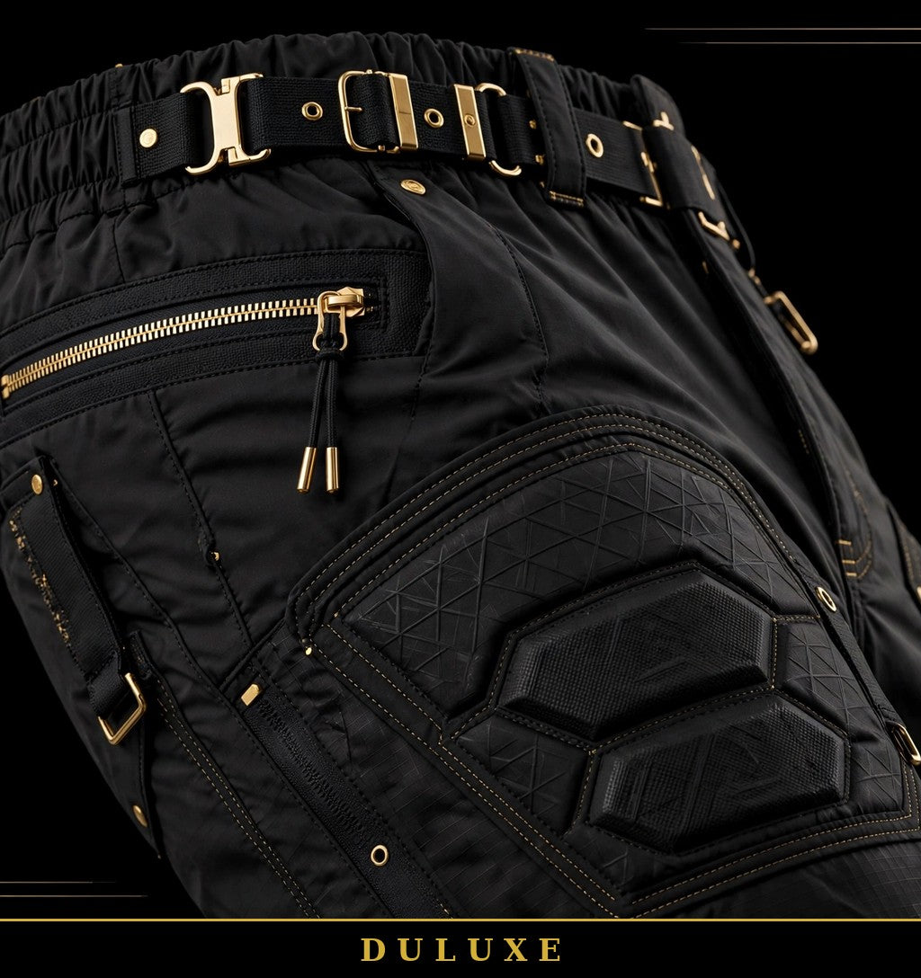 Détail de la ceinture ajustable et des renforts aux genoux du pantalon de neige DULUXE