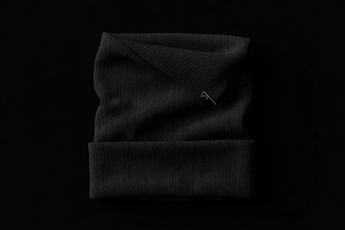 Bonnet tricoté noir plié à plat sur fond noir élégant