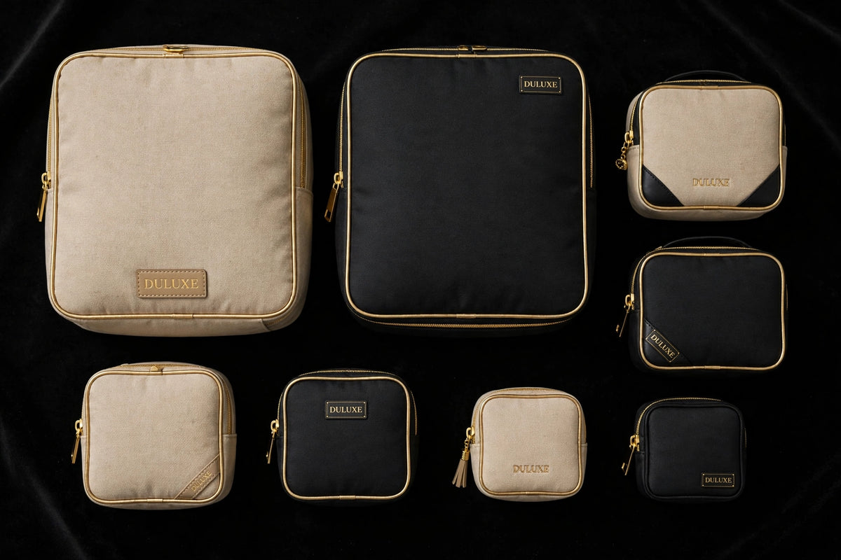 Les pièces du set d'organisation de voyage à plat sur fond noir DULUXE