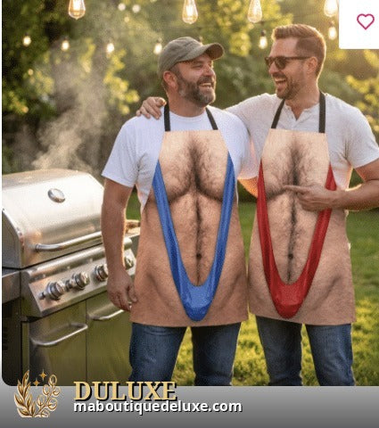 Tablier de barbecue humoristique à motif torse, porté par deux amis près du grill