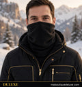 Cache-cou polaire pour homme DULUXE noir porté en hiver dans la neige, visuel principal