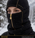 Cagoule d'hiver 3-en-1 en polaire DULUXE noire portée en cagoule complète par une femme adulte dans la neige, visuel principal