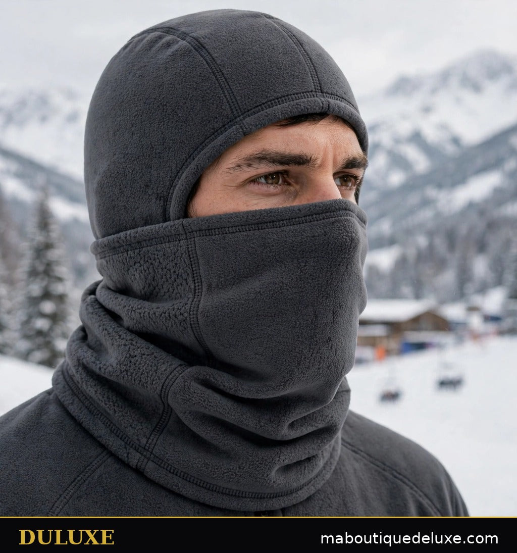 Cagoule d'hiver 3-en-1 en polaire DULUXE gris anthracite portée par un homme adulte en station de ski, visage protégé du froid