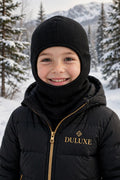 Cagoule d'hiver pour enfant DULUXE noire portée dans la neige au Canada, visuel principal