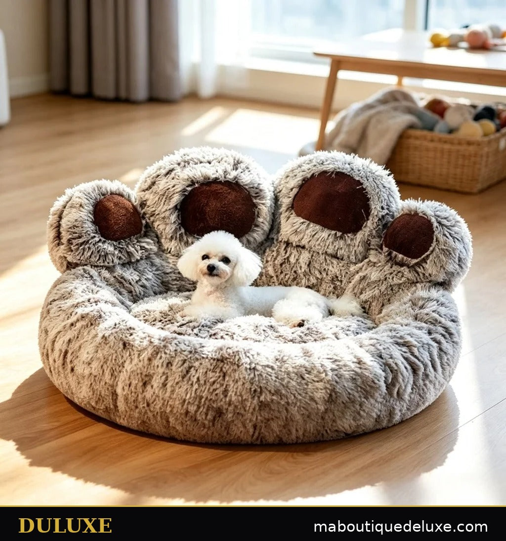 Canapé-lit patte d'ours DULUXE en peluche gris chiné, petit chien blanc endormi au centre, coussinets bruns