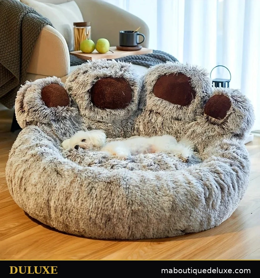Canapé-lit patte d'ours DULUXE dans un salon lumineux, petit chien blanc allongé sur le coussin douillet