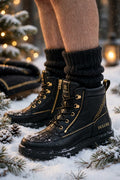 Chaussettes en laine mérinos pour homme DULUXE noires portées avec des bottes d'hiver dans la neige, visuel principal