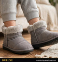Chaussons-bottines d'intérieur pour enfant DULUXE en polaire gris doux, visuel principal sur plancher de bois