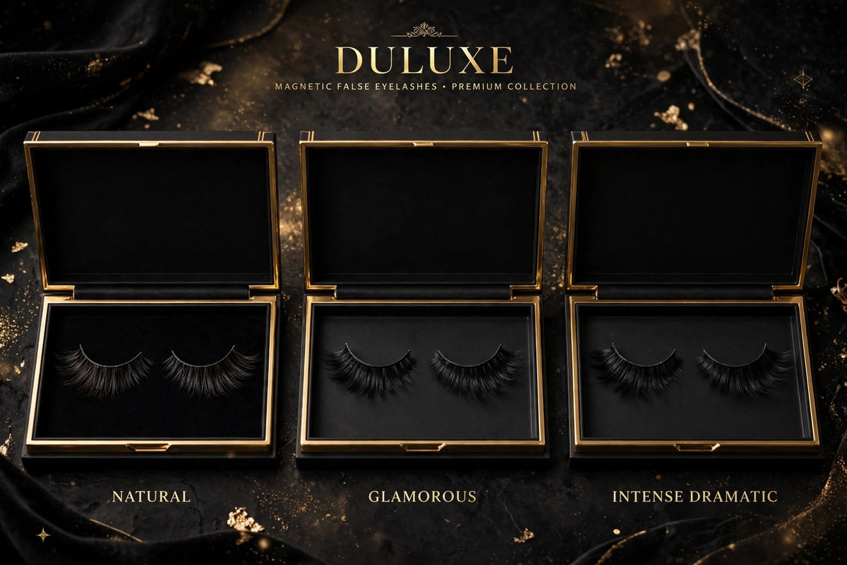 Les trois styles de faux cils magnétiques côte à côte, du plus naturel au plus intense : Naturel, Glamour et Intense, sur présentoirs noir et doré