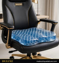 Coussin d'assise en gel rafraîchissant DULUXE bleu translucide à alvéoles nid d'abeille posé sur une chaise de bureau élégante