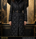 Femme portant la doudoune longue matelassée ceinturée noire DULUXE, visuel principal élégant