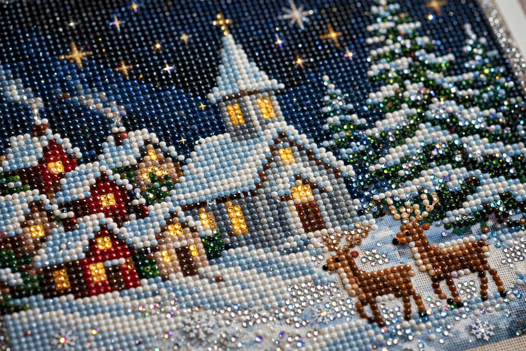 Détail du motif village enneigé de la toile de peinture diamant DULUXE