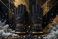 Gants chauffants rechargeables DULUXE noirs avec accents dorés sur fond premium