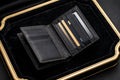 Porte-cartes anti-RFID compact noir DULUXE présenté sur écrin noir et doré