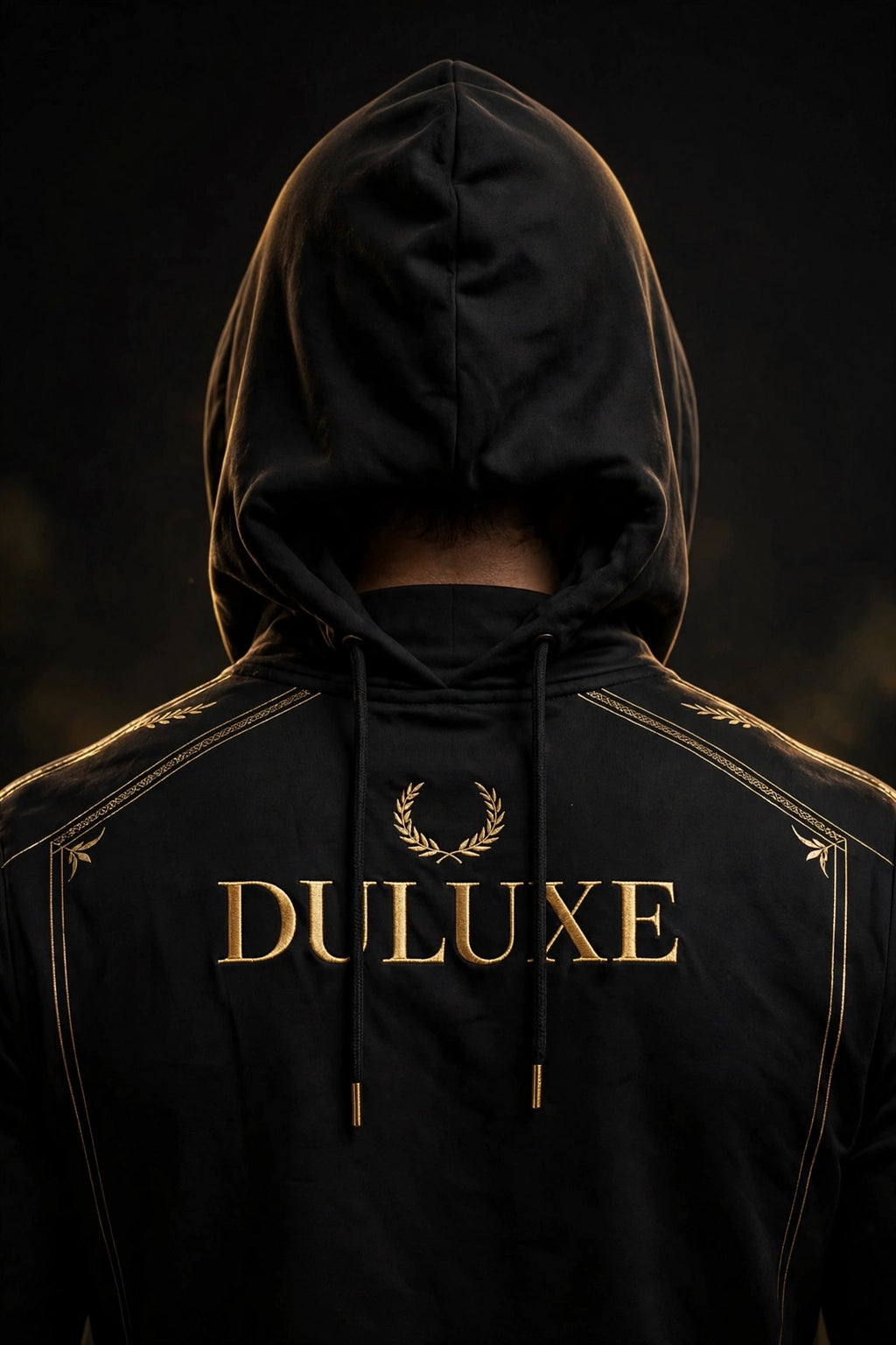 Vue de dos du sweat à capuche noir porté avec la capuche relevée