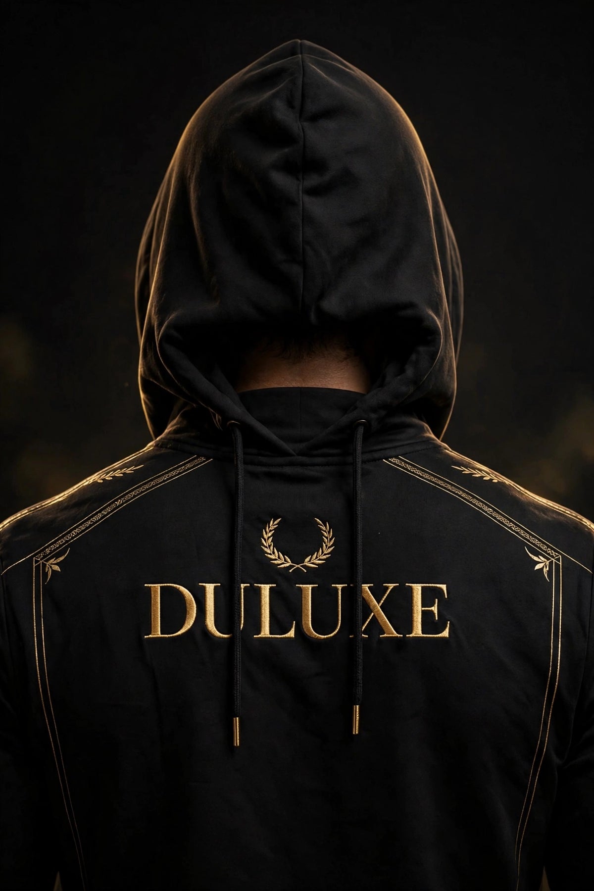 Vue de dos du sweat à capuche noir porté avec la capuche relevée
