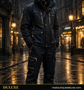 Ensemble imperméable doublé polaire pour homme DULUXE — veste et pantalon noirs portés sous une pluie fine, gouttes qui perlent, fond urbain sombre aux accents dorés