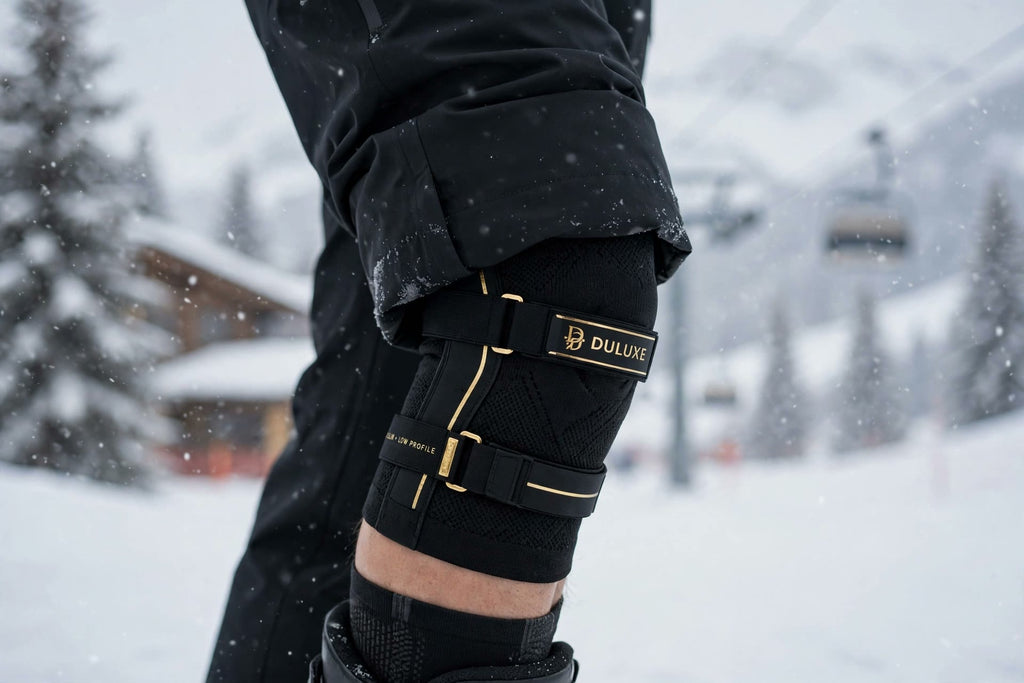 Genouillère de ski DULUXE fine portée discrètement sous un pantalon de ski
