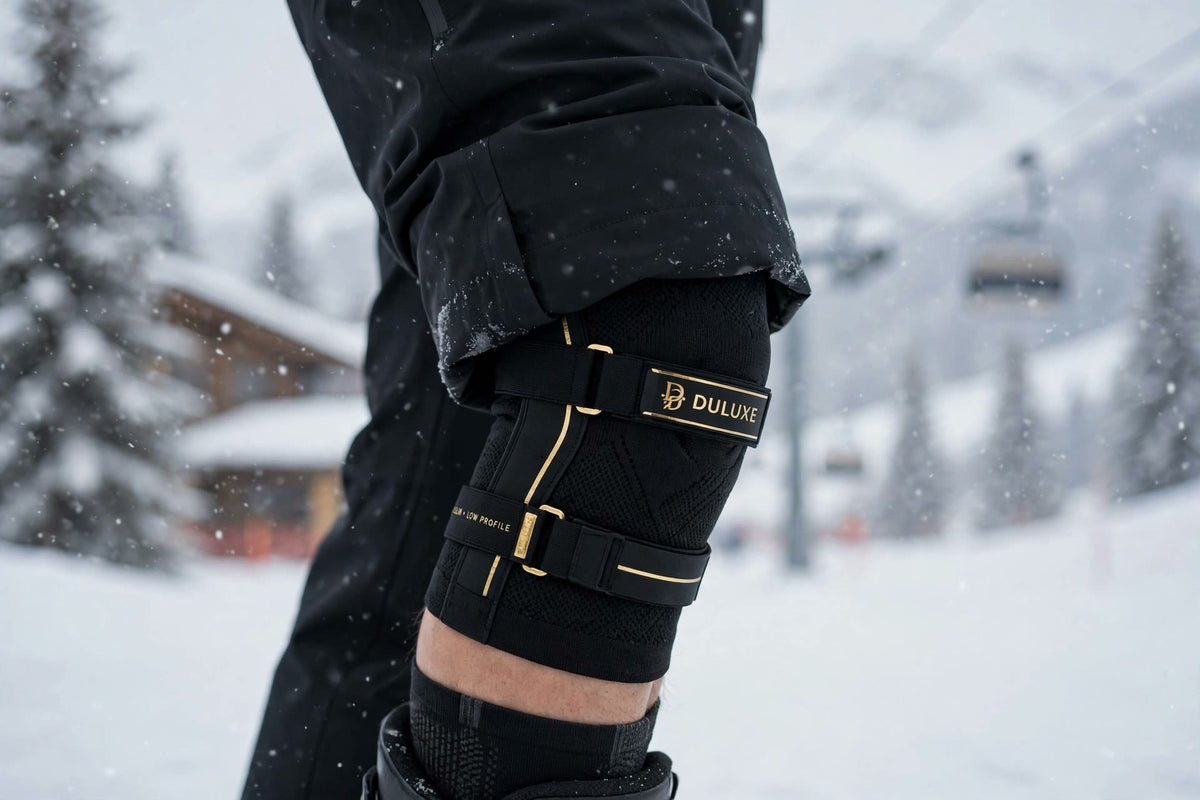 Genouillère de ski DULUXE fine portée discrètement sous un pantalon de ski