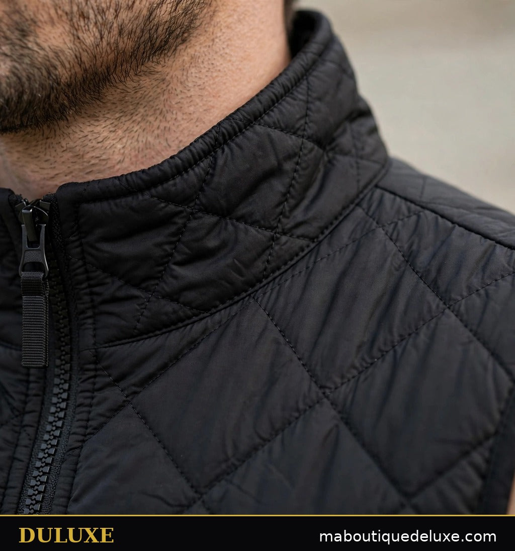 Gros plan de la fermeture éclair et du col montant du gilet matelassé noir pour homme