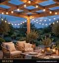 Guirlande lumineuse à mini-globes DULUXE allumée blanc chaud sur une terrasse le soir, visuel principal
