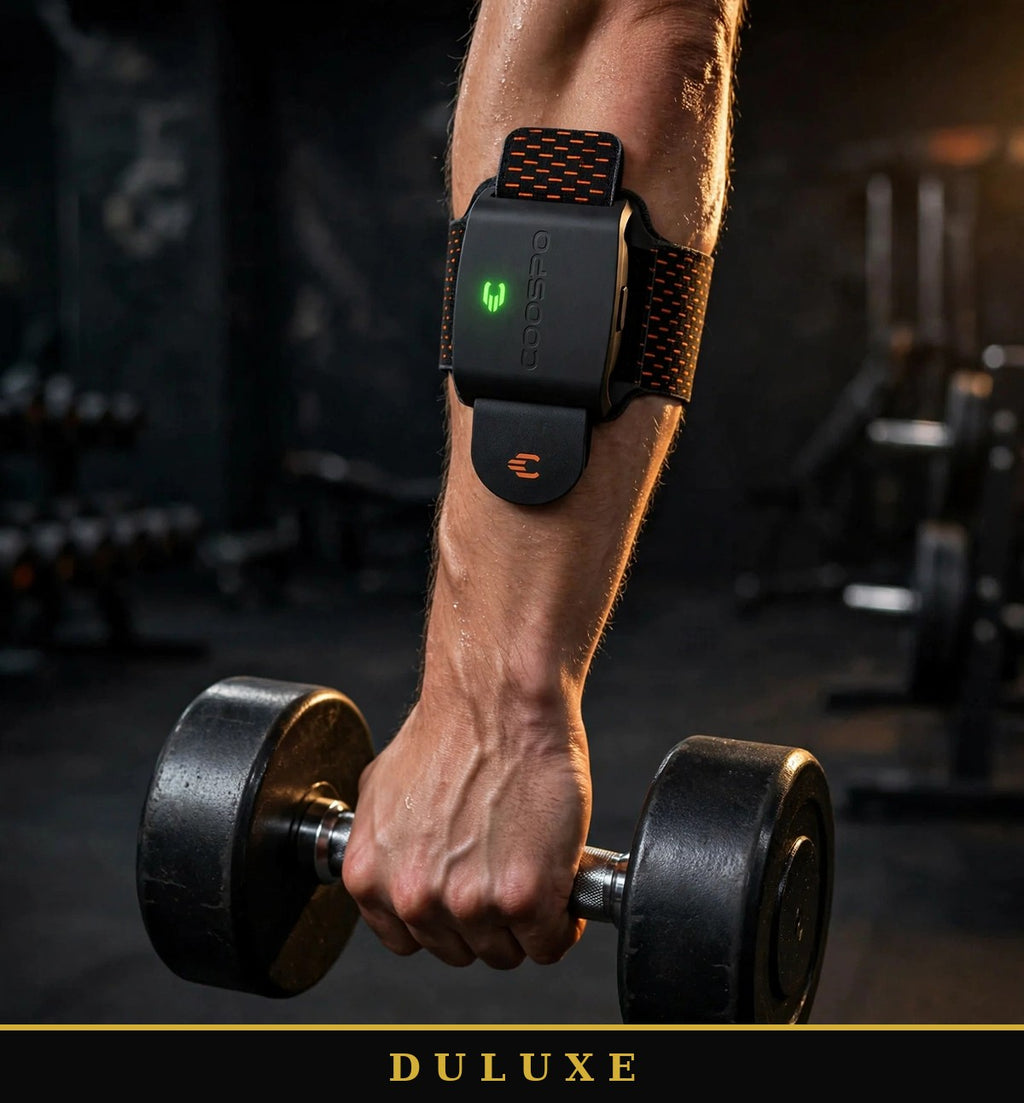 Gros plan du brassard cardiaque connecté DULUXE porté à l'avant-bras pendant un exercice avec haltère