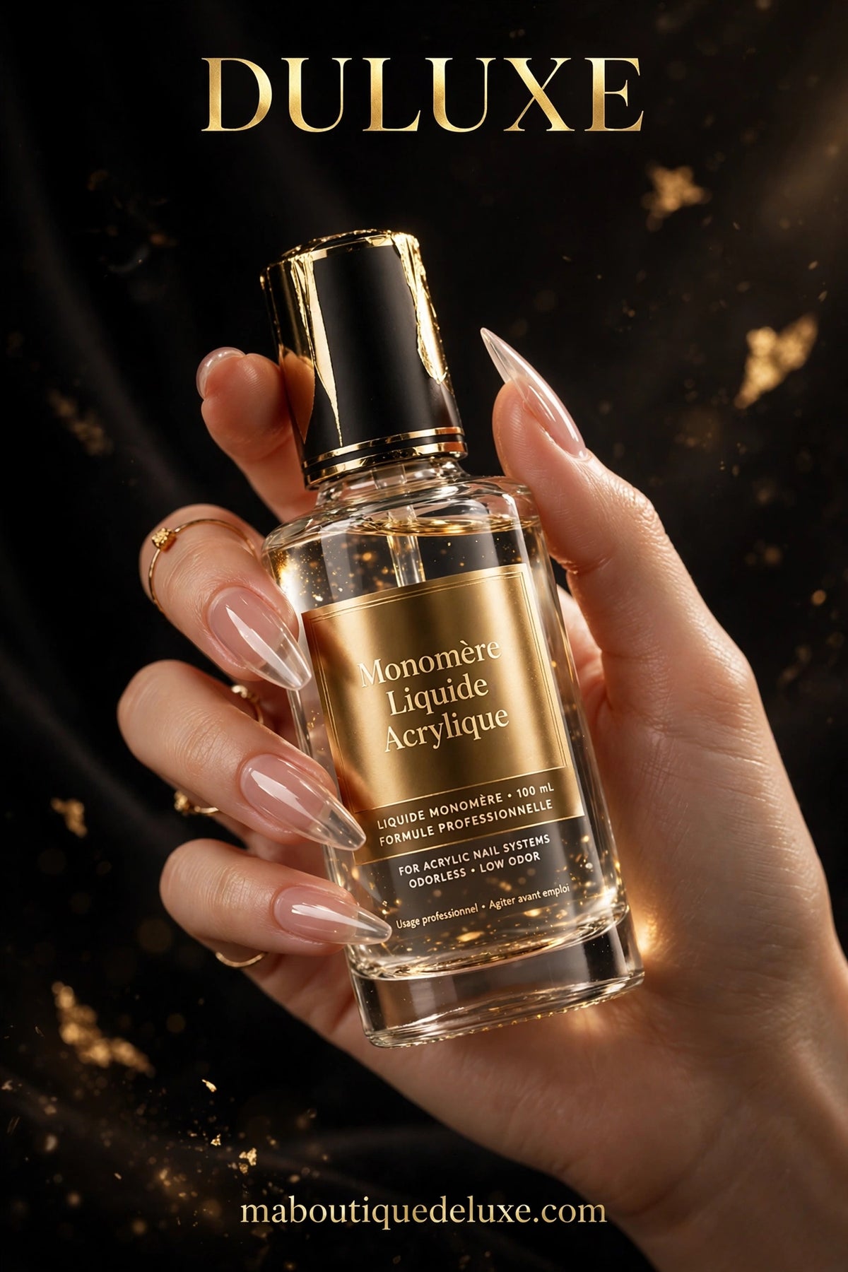 Monomère Liquide Acrylique Limegirl — angle alternatif, flacon tenu en main manucurée
