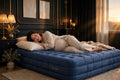 Matelas Corporel Gonflable de Grossesse DULUXE Bleu – future maman allongée confortablement sur le côté, corps entier soutenu
