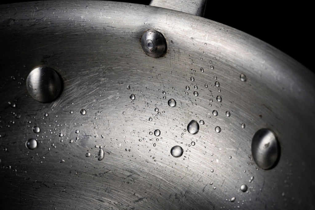 Gros plan sur la surface brossée en titane pur et ses rivets