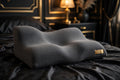 Oreiller Contour en Mousse à Mémoire DULUXE gris foncé au profil ondulé, présenté sur un lit premium noir et or