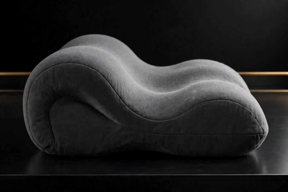 Vue latérale du profil ondulé de l'Oreiller Contour DULUXE : un côté haut, un creux central, un côté bas