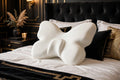 Oreiller Cervical Papillon en Mousse à Mémoire DULUXE blanc – forme papillon ergonomique sur un lit premium noir et doré