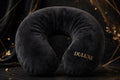 Oreiller de Voyage en U Ergonomique DULUXE noir avec broderie dorée, sur fond premium noir et or