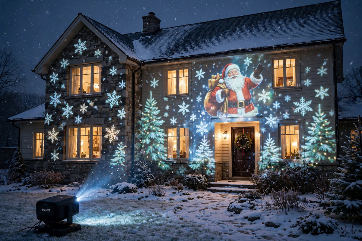 Projection de Noël animée sur la façade d'une maison le soir