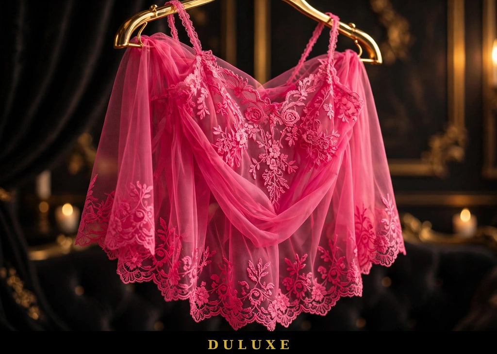 Nuisette en dentelle rose fuchsia sur cintre doré, ambiance boudoir élégante noir et doré DULUXE
