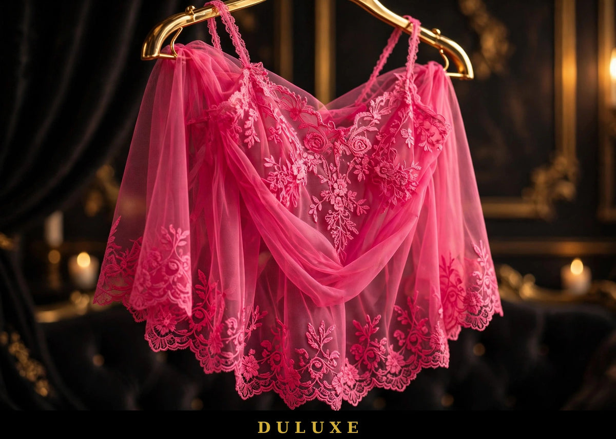Nuisette en dentelle rose fuchsia sur cintre doré, ambiance boudoir élégante noir et doré DULUXE