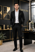 Homme élégant portant le pantalon habillé extensible noir DULUXE au bureau, avec chemise et veston