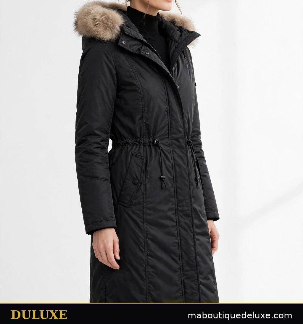 Femme portant la parka longue noire en nylon DULUXE à capuche bordée de fausse fourrure, visuel principal