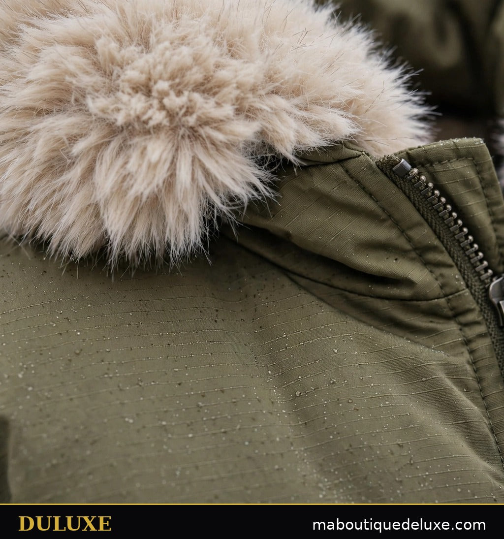 Gros plan sur la capuche en fausse fourrure et le tissu nylon déperlant de la parka femme DULUXE