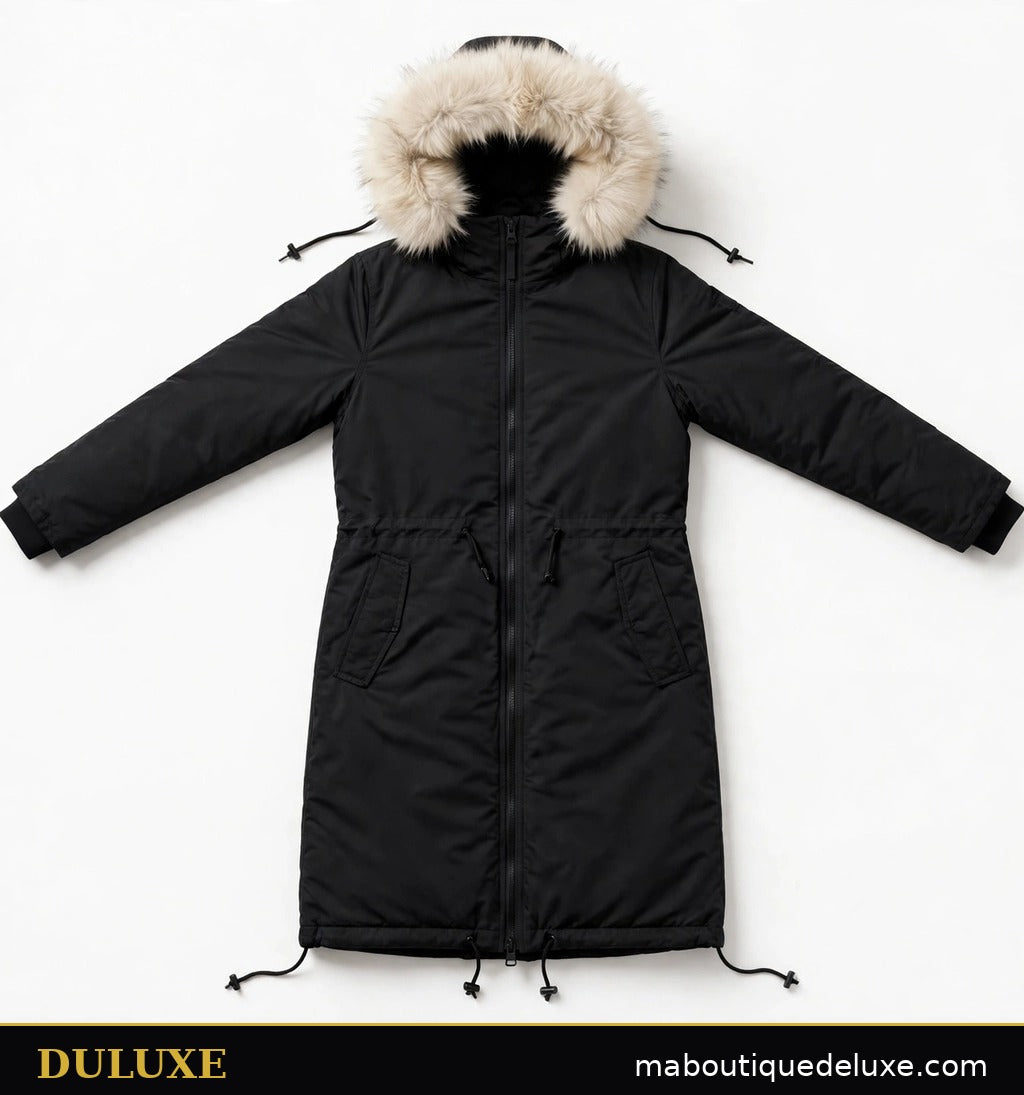 Parka longue femme noire DULUXE à plat, capuche fausse fourrure et coupe longue bien visibles