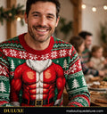 Homme souriant portant le pull de Noël DULUXE au torse de Père Noël musclé en effet illusion